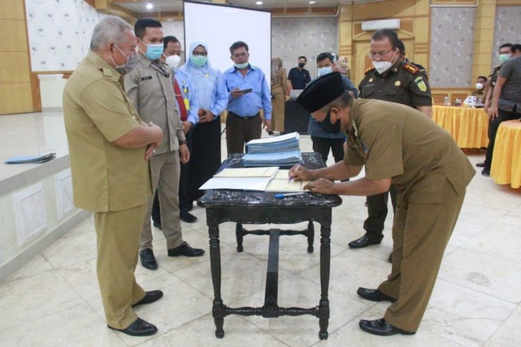 Bupati Safrial Hadiri Penandatanganan Kerjasama Kejari-Kelurahan Lingkup Kabupaten Tanjab Barat