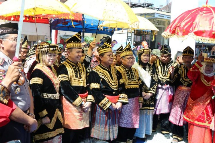 Bupati Kerinci H. Adirozal dan Gubernur Jambi H. Fachrori Umar, menghadiri Acara Kenduri Sko dan Mandi Balimau Tigo Luhah Semurup, desa Semurup, kecamatan Air Hangat Kerinci, pada Rabu,01 Mei 2019 FOTO: jambilink.com