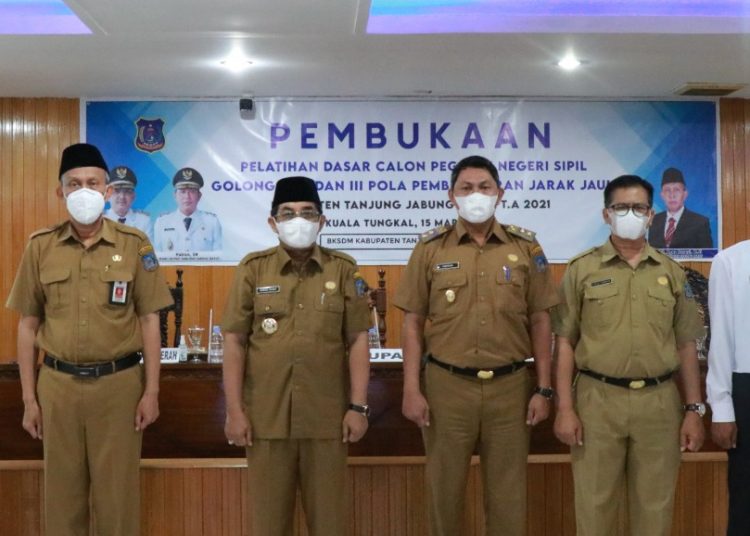 Bupati Tanjabar Anwar Sadat membuka pelatihan dasar ( Latsar ) CPNS Senin (15/03/2021). FOTO: Prokopim/Atheng