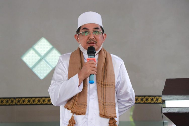 Bupati Tanjung Jabung Barat, Anwar Sadat menjadi imam sekaligus khatib shalat jumat di Dusun Mudo, Muara Papalik. FOTO: Dokumen istimewa