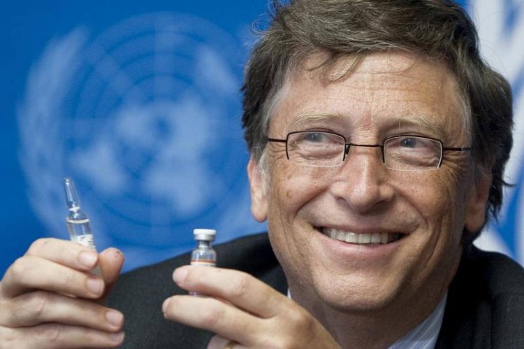 Bill Gates, Co-Chair Melinda Gates Foundation shows a vaccine during the press conference. FOTO: UN Photo/ Jean-Marc Ferr
