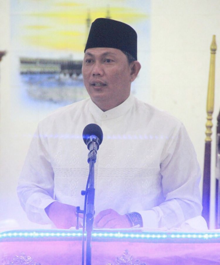 Wakil Bupati Tanjab Barat, Hairan SH saat menghadiri peringatan Isra' Mi'raj Nabi Muhammad SAW di Masjid Nurul Iman Kuala Tungkal pada Selasa malam (9/3/2021). Foto: Prokom