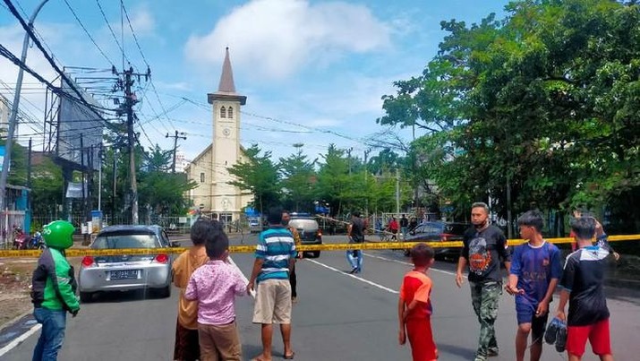Ledakan diduga bom bunuh diri di depan Gereja Katedral, jalan Kajaolalido, Makasar, Sulawesi Selatan, Minggu (28/3/2021). FOTO: Detik.com/Ibnu Munsir