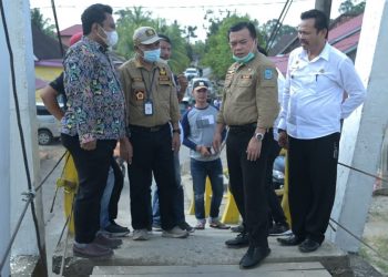 Bupati Al Haris memantau kondisi pembangunan jalan di Kecamatan Tabir Barat, Kabupaten Merangin, Rabu (07/42021).