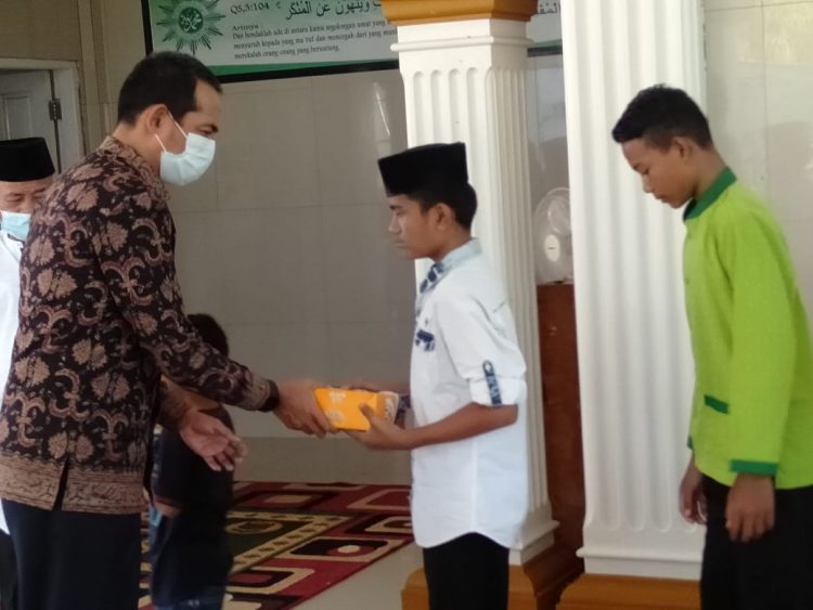 Lembaga Pemasyarakatan Kelas IIB Bangko bagikan bantuan dan takjil di Panti Asuhan Asyiyah Muhamadiyah. FOTO: Istimewa