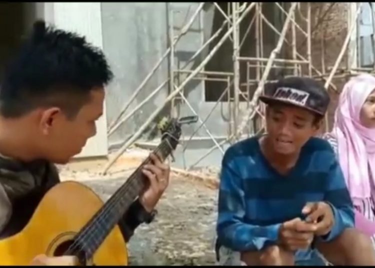 Lucky Si Kuli Bangunan Bersuara Emas. FOTO: IST