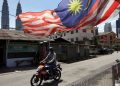 Warga Malaysia dilarang mudik Lebaran tahun ini untuk mencegah penyebaran Covid-19. FOTO: Reuters