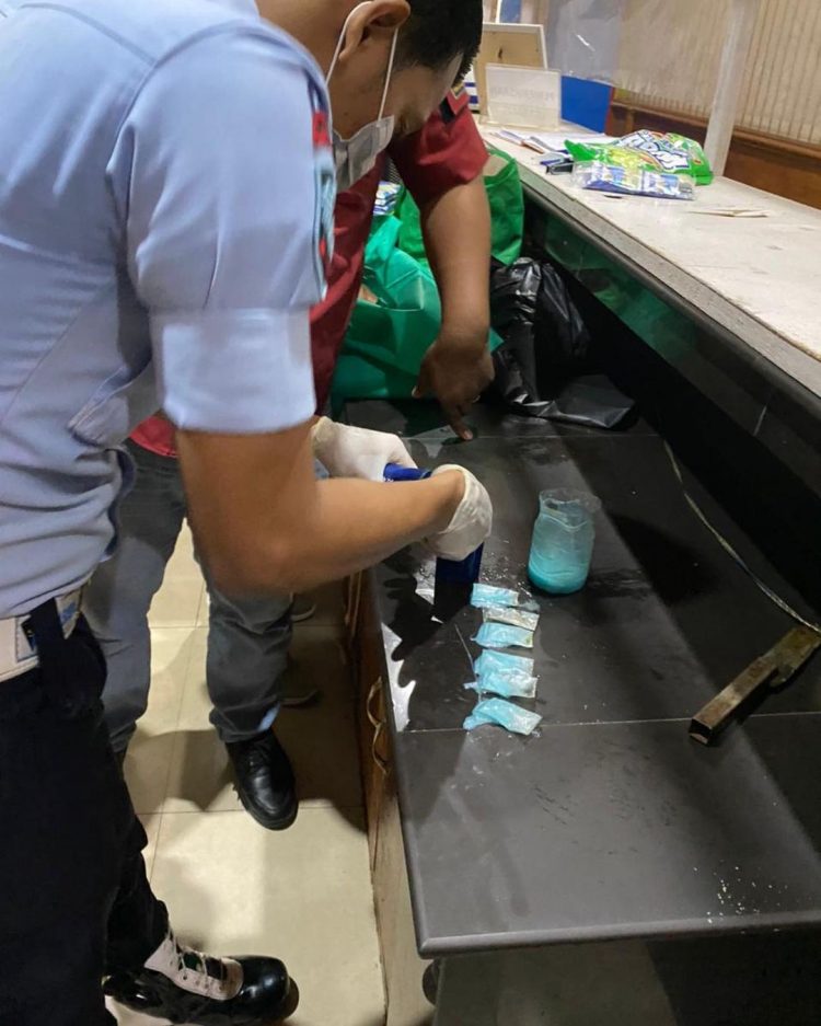 Petugas Lapas Klas II B Muara Sabak Melakukan Pengecekan Sampo Yang Berisi 7 Paket Sabu