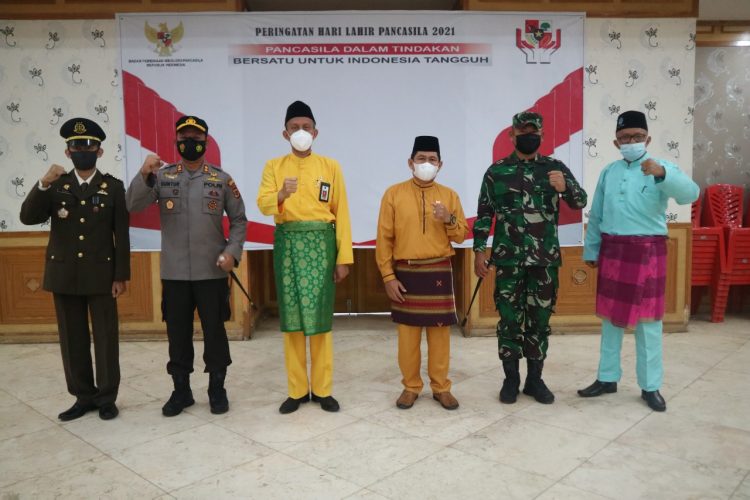 Sekda Tanjabbar Hadiri Upacara Hari Lahir Pabcasila Secara Virtual Bersama Prssiden Foto Prokopim Tanjab Barat. Staf Dokumentasi ( Hery Saputra, Saputra Atheng Hidayatullah ).