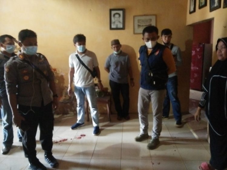Kasat Reskrim Polres Tanjabbar AKP Jan Manto Hasiolan saat memimpin olah TKP di Merlung