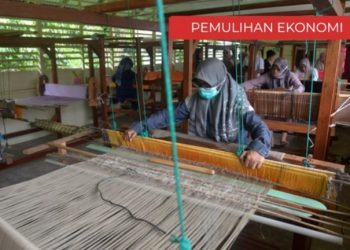 Perajin menyelesaikan pembuatan kain songket khas Aceh di Rumah Tenun, Desa Siem, Kecamatan Darussalam, Kabupaten Aceh Besar, Aceh, Rabu (15/9/2021). ANTARA FOTO/Ampelsa