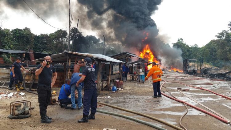 Situasi kebakaran gudang minyak diduga ilegal yang berlokasi di Pijoan. (Foto: jambiprima.com/subahan)