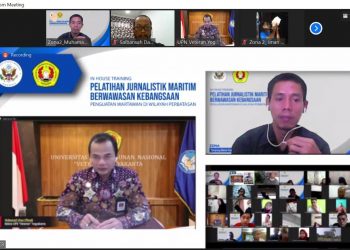 Rektor UPN 'Veteran' Yogyakarta, Dr. Mohamad Irhas Effendi M.Si saat menjawab pertanyaan peserta pelatihan wartawan maritim Kepri. (Foto: tangkap layar)
