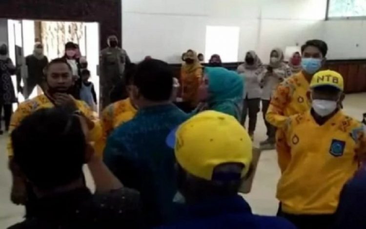 Pembagian Bonus Atlet PON di NTB Diwartai Keributan (Foto: Antara)