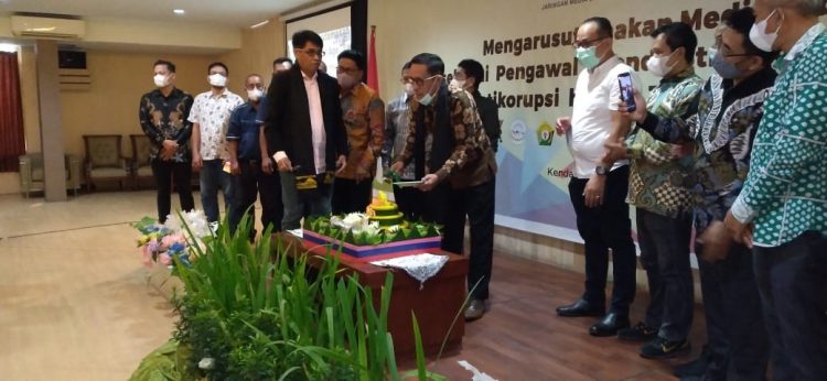 Pemotongan tumpeng di Hotel Plaza Kubra Kendari, menandai puncak peringatan Hari Lahir ke-2 JMSI. (foto: Aan)