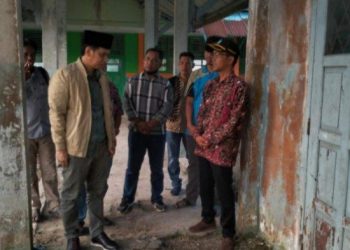 Wakil Ketua DPRD Provinsi Jambi Faizal Riza Saat Meninjau Bangunan Sekolah SMAN 3 Kabupaten Tanjung Jabung Timur