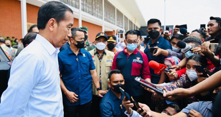 Presiden Joko Widodo menyampaikan keterangan kepada awak media setelah melepas bantuan kemanusiaan untuk Pakistan di Landasan Udara Halim Perdanakusuma, Jakarta, pada Senin, 26 September 2022. Foto: Dok. BPMI Setpres