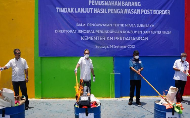 Menteri Perdagangan, Zulkifli Hasan didampingi Sekretaris Jenderal, Suhanto serta Direktur Jenderal Perlindungan Konsumen dan Tertib Niaga, Veri Anggrijono melakukan pemusnahan barang-barang impor hasil pengawasan tata niaga impor setelah melalui kawasan pabean (post border) senilai total Rp11 miliar di kawasan pergudangan Jaya Park, Sidoarjo, Jawa Timur, Sabtu (24/9). Foto : Dok. Kemendag