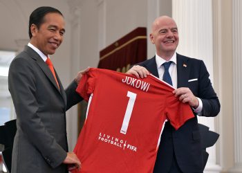 Presiden FIFA Gianni Infantino memberikan kaos bertuliskan nama “Jokowi” kepada Presiden RI, usai pernyataan pers bersama di Istana Merdeka, Jakarta, Selasa (18/10/2022). (Foto: Humas Setkab)