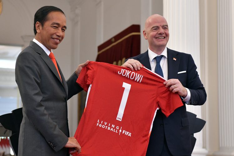 Presiden FIFA Gianni Infantino memberikan kaos bertuliskan nama “Jokowi” kepada Presiden RI, usai pernyataan pers bersama di Istana Merdeka, Jakarta, Selasa (18/10/2022). (Foto: Humas Setkab)