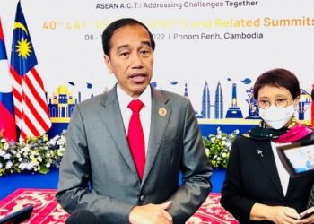 Presiden Joko Widodo menyampaikan keterangan kepada awak media di sela-sela KTT ASEAN yang digelar di Sokha Hotel, Phnom Penh, Kamboja, Jumat, 11 November 2022. Foto: BPMI Setpres