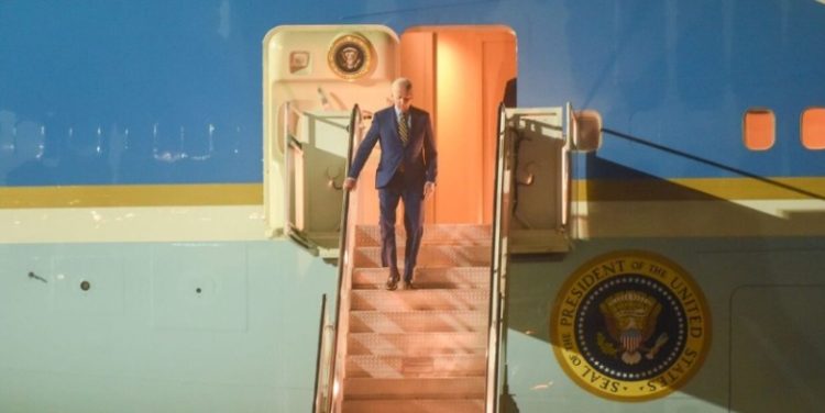Presiden Amerika Serikat, Joe Biden, menuruni tangga pesawat Air Force One usai mendarat di Bandara Internasional I Gusti Ngurah Rai, Kabupaten Badung, Provinsi Bali, pada Minggu, 13 November 2022. Foto: BPMI Setpres