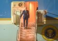 Presiden Amerika Serikat, Joe Biden, menuruni tangga pesawat Air Force One usai mendarat di Bandara Internasional I Gusti Ngurah Rai, Kabupaten Badung, Provinsi Bali, pada Minggu, 13 November 2022. Foto: BPMI Setpres
