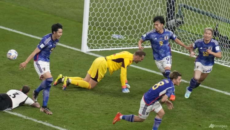 Ritsu Doan pemain Jepang, (kanan bawah), merayakan setelah mencetak gol pertama timnya selama pertandingan sepak bola grup E Piala Dunia antara Jerman dan Jepang, di Stadion Internasional Khalifa di Doha, Qatar, Rabu, 23 November 2022. Foto : AP Photo via CNA