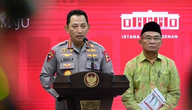 Kapolri Jenderal Listyo Sigit Prabowo menyampaikan keterangannya di Kantor Presiden, Jakarta, Senin, 19 Desember 2022, selepas mengikuti rapat terbatas yang dipimpin oleh Presiden Joko Widodo. Foto: BPMI Setpres