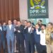 Delapan fraksi partai politik di DPR menyatakan salam komando usai konferensi pers menyikapi sistem pemilu di Kompleks Parlemen Senayan, Jakarta, Selasa (30/5/2023).(KOMPAS.com/NICHOLAS RYAN ADITYA)