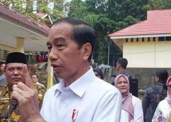Presiden Jokowi mengunjungi SMKN 2 Kabupaten Bengkulu Tengah, Provinsi Bengkulu, menggunakan kemeja putih hasil buatan tangan siswa SMK 4 Jambi, di Bengkulu, Kamis 20 Juli 2023.ANTARA/Boyke Ledy Watra via Tempo.