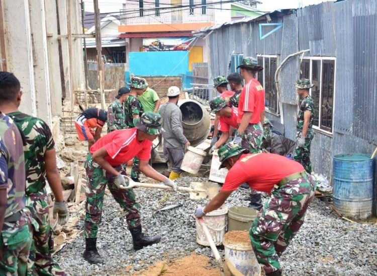 Jalin Kebersamaan Prajurit Pasmar 3 Gotong Royong Bangun Masjid. (Puspen TNI)