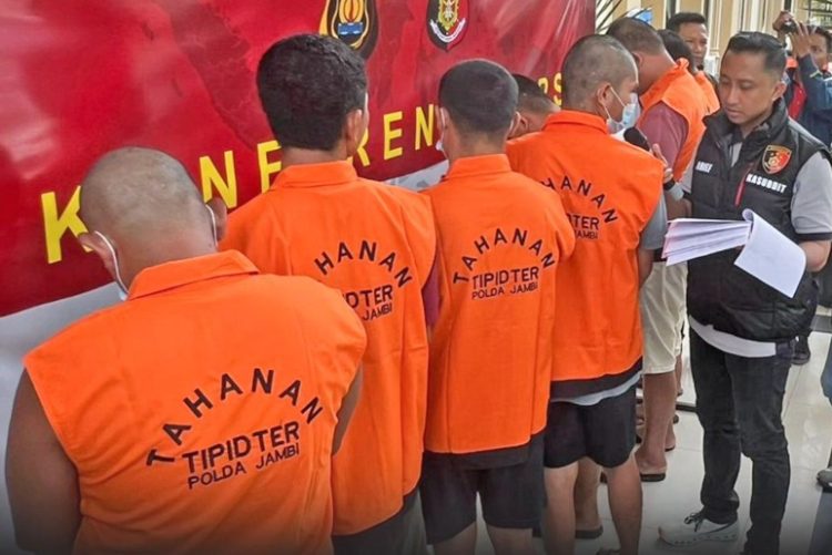 Ditreskrimsus Polda Jambi laksanakan konferensi pers ungkap kasus Pengangkutan 32 Ton BBM illegal, 1 truk pengangkut kayu illegal dan penyalahgunaan BBM subsidi pada Minggu, (23/07/2023). (Ist)