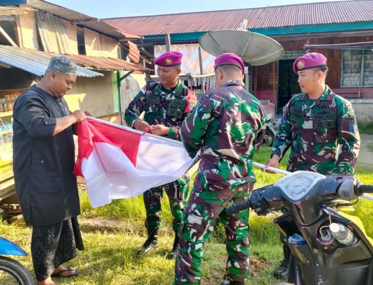 Sambut HUT RI Ke 78, Prajurit Satgasmar Ambalat XXIX Berikan Bendera Merah Putih Kepada Masyarakat Sebatik. (Puspen TNI)