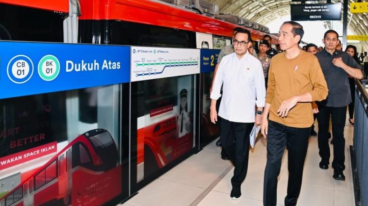 Presiden Joko Widodo menjajal Lintas Rel Terpadu (LRT) Jabodebek (Jakarta-Bogor-Depok-Bekasi) dari Stasiun Harjamukti, Depok, Jawa Barat hingga Stasiun Dukuh Atas, Jakarta Pusat, pada Kamis pagi, 3 Agustus 2023. Foto: BPMI Setpres