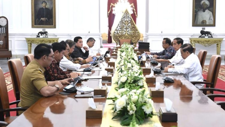 Presiden Joko Widodo memimpin rapat yang digelar di Istana Merdeka, Jakarta, pada Kamis, 3 Agustus 2023. Foto: BPMI Setpres