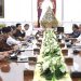 Presiden Joko Widodo memimpin rapat yang digelar di Istana Merdeka, Jakarta, pada Kamis, 3 Agustus 2023. Foto: BPMI Setpres