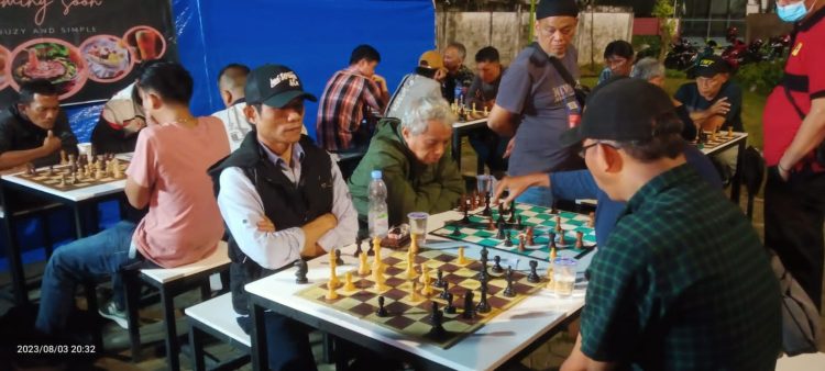 Ket foto: Kompetisi Catur Gubernur Cup di JBC. 1 s/d 10 Agustus 2023. (Tampak Kepala Ombudsman Jambi Saiful Roswandi sedang ikut tanding ambil bagian sebagai peserta)
