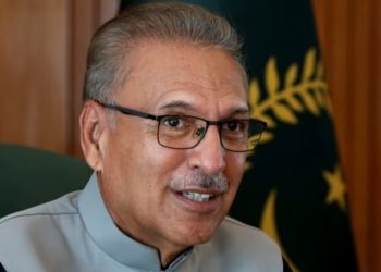 Presiden Pakistan Arif Alvi berbicara dengan Reuters dalam sebuah wawancara setelah kepresidenan Pakistan diakui sebagai sekretariat presiden pertama di dunia yang menggunakan energi bersih, di Islamabad, Pakistan, 27 Oktober 2021. (File foto: REUTERS)
