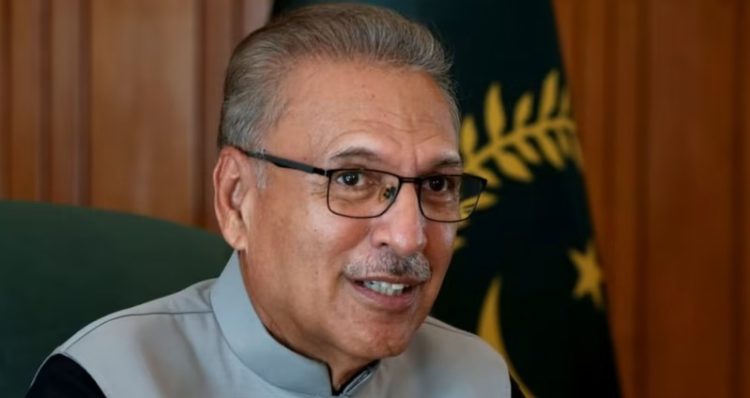 Presiden Pakistan Arif Alvi berbicara dengan Reuters dalam sebuah wawancara setelah kepresidenan Pakistan diakui sebagai sekretariat presiden pertama di dunia yang menggunakan energi bersih, di Islamabad, Pakistan, 27 Oktober 2021. (File foto: REUTERS)