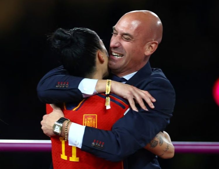 Jennifer Hermoso merayakan kemenangan bersama Presiden Federasi Sepak Bola Kerajaan Spanyol Luis Rubiales setelah pertandingan.(REUTERS)