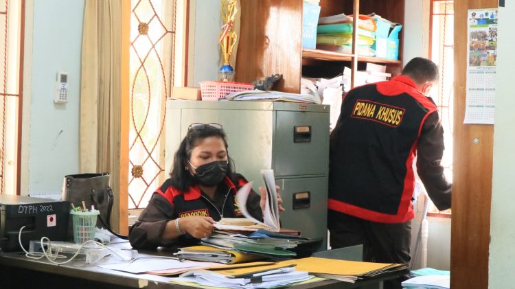 Kejari Batang Hari Lakukan Penggeledahan terkait Penyaluran Pupuk Bersubsidi. (Foto: Ist)