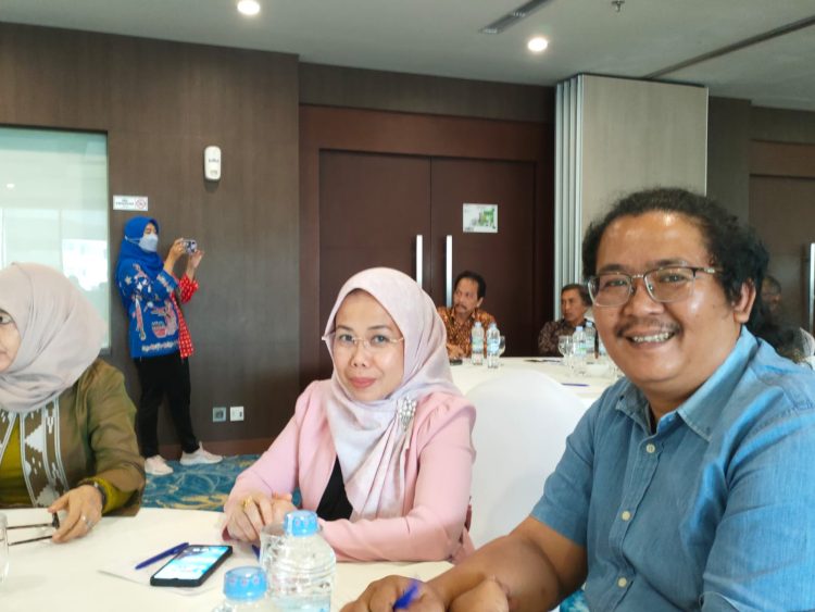 Hendra Ambarita, bersama Hartati, Dalam sebuah kesempatan Sosialisasi Ketenagakerjaan di Jambi. (Ist)