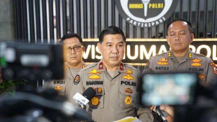 Karopenmas Divhumas Polri, Brigjen Ahma Ramadhan (Tengah). (Ist)