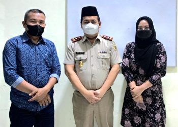 Penulis (Kanan) bersama Mahyudin pendamping SAD 113 Desa Bungku (Kiri) dan Ade Juhari Kepala Kantor ATR/BPN Kabupaten Batang Hari (Tengah). (Ist)