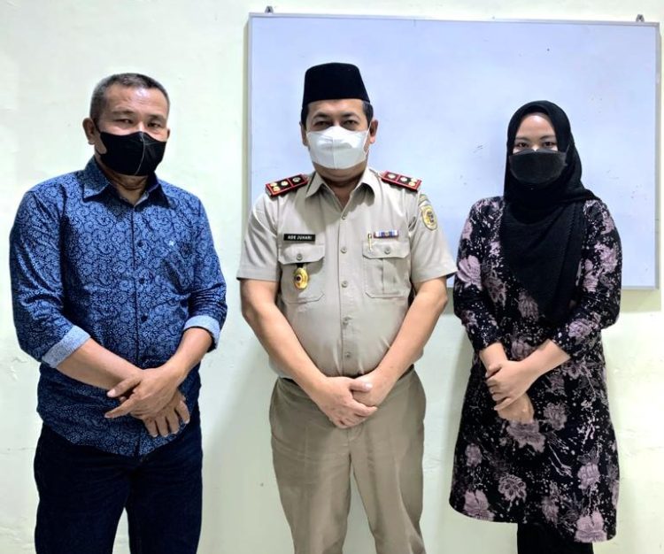 Penulis (Kanan) bersama Mahyudin pendamping SAD 113 Desa Bungku (Kiri) dan Ade Juhari Kepala Kantor ATR/BPN Kabupaten Batang Hari (Tengah). (Ist)