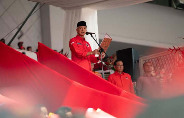 Ganjar Pranowo membacakan naskah "Dedikasi Hidup" karya founding father dan presiden pertama Indonesia Soekarno dalam acara peringatannya di Jakarta pada 26 Juni 2023. (Foto: CNA)