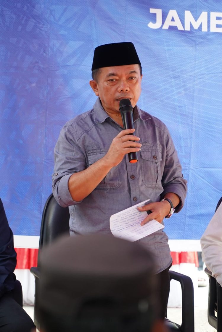 Gubernur Jambi, Dr. H. Al Haris, S.Sos., MH., secara langsung melakukan launching Repeater GSM di Desa Muaro Hemat, Merangin, Jambi. (Foto: Harun Al Rasyid).