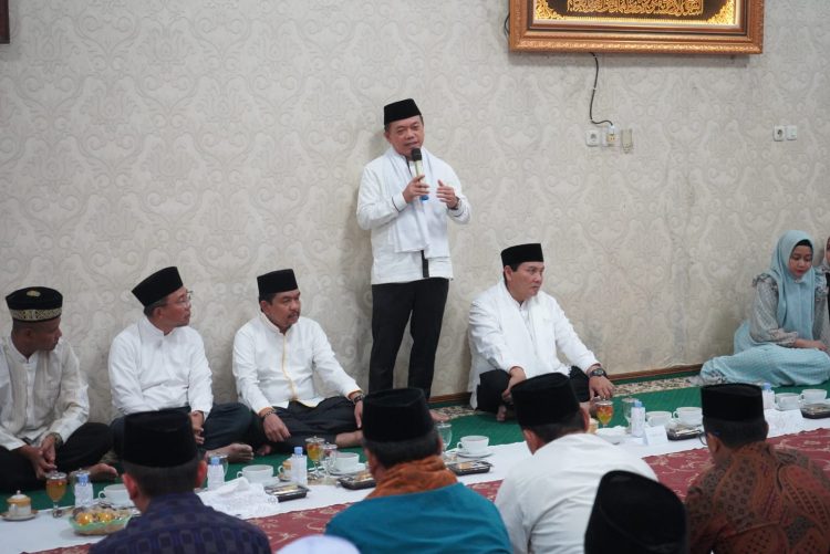 Gubernur Jambi, Dr. H. Al Haris, S.Sos, MH., saat menyerahakan Piagam dan Bantuan Pensiunan Aparatur Sipil Negara (ASN) Guru dilingkup Pemerintah Provinsi (Pemprov) Jambi yang berada di Kabupaten Sarolangun. (Foto: Novriansah)