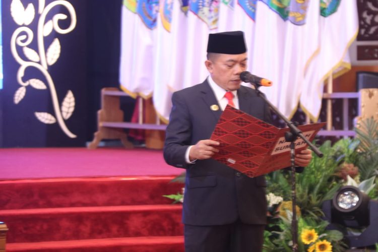Gubernur Jambi Dr. H. Al Haris, S.Sos., MH., melantik 7 anggota komisioner Komisi Penyiaran Indonesia Daerah (KPID) Provinsi Jambi masa jabatan 2024-2027. (Foto: Agus Supriyanto)